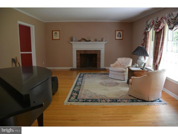 735 Walker Road Wayne, PA 19087 - Photo 3 of 19 Living Room