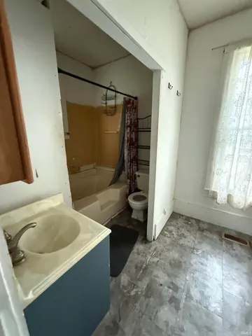 $70,000 | 204 South Graceland Avenue, Claypool, IN 46510