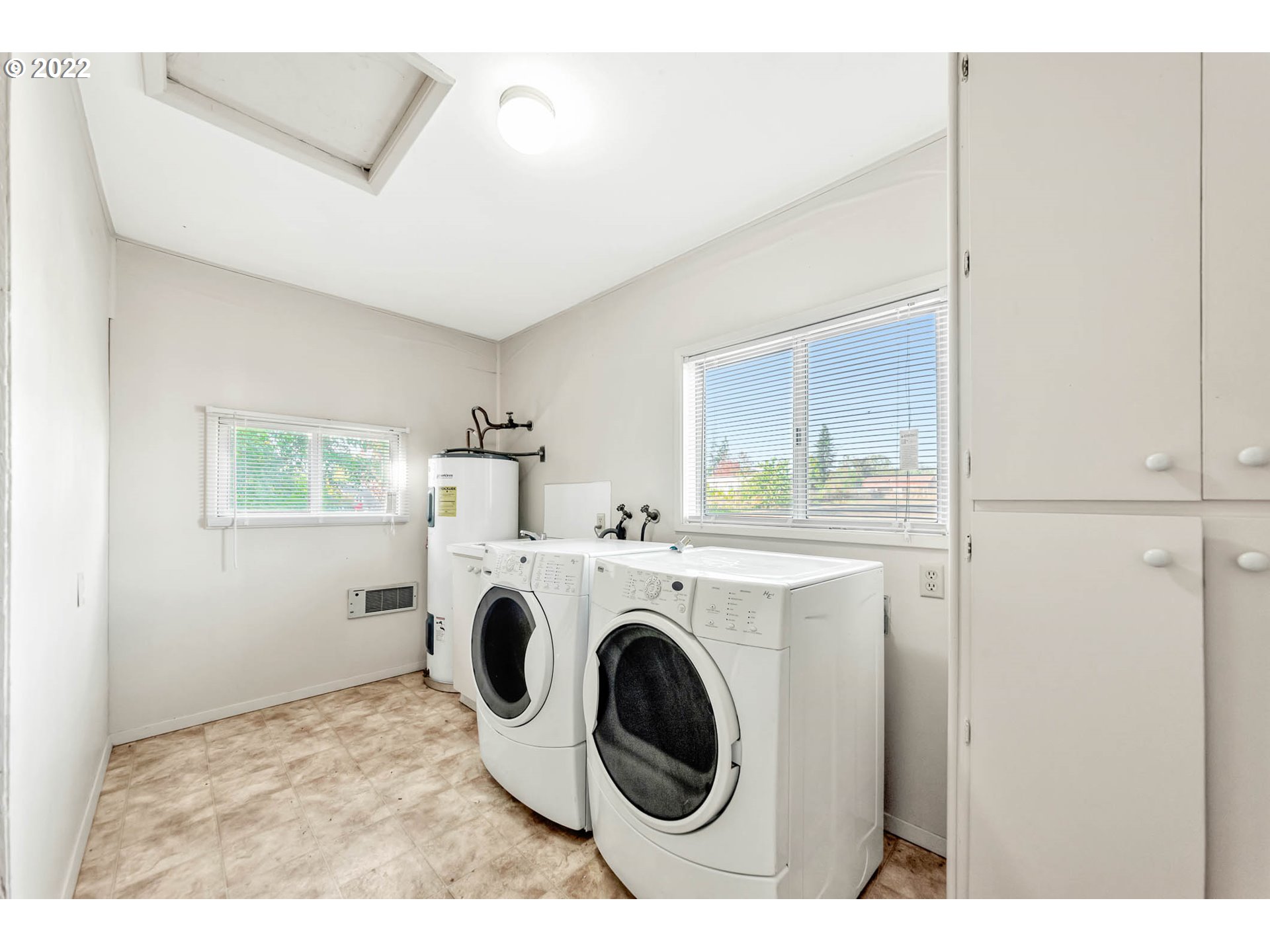 4361 Kalmia Street Springfield, OR 97478 - Photo 7 of 12 a utility room with dryer and washer