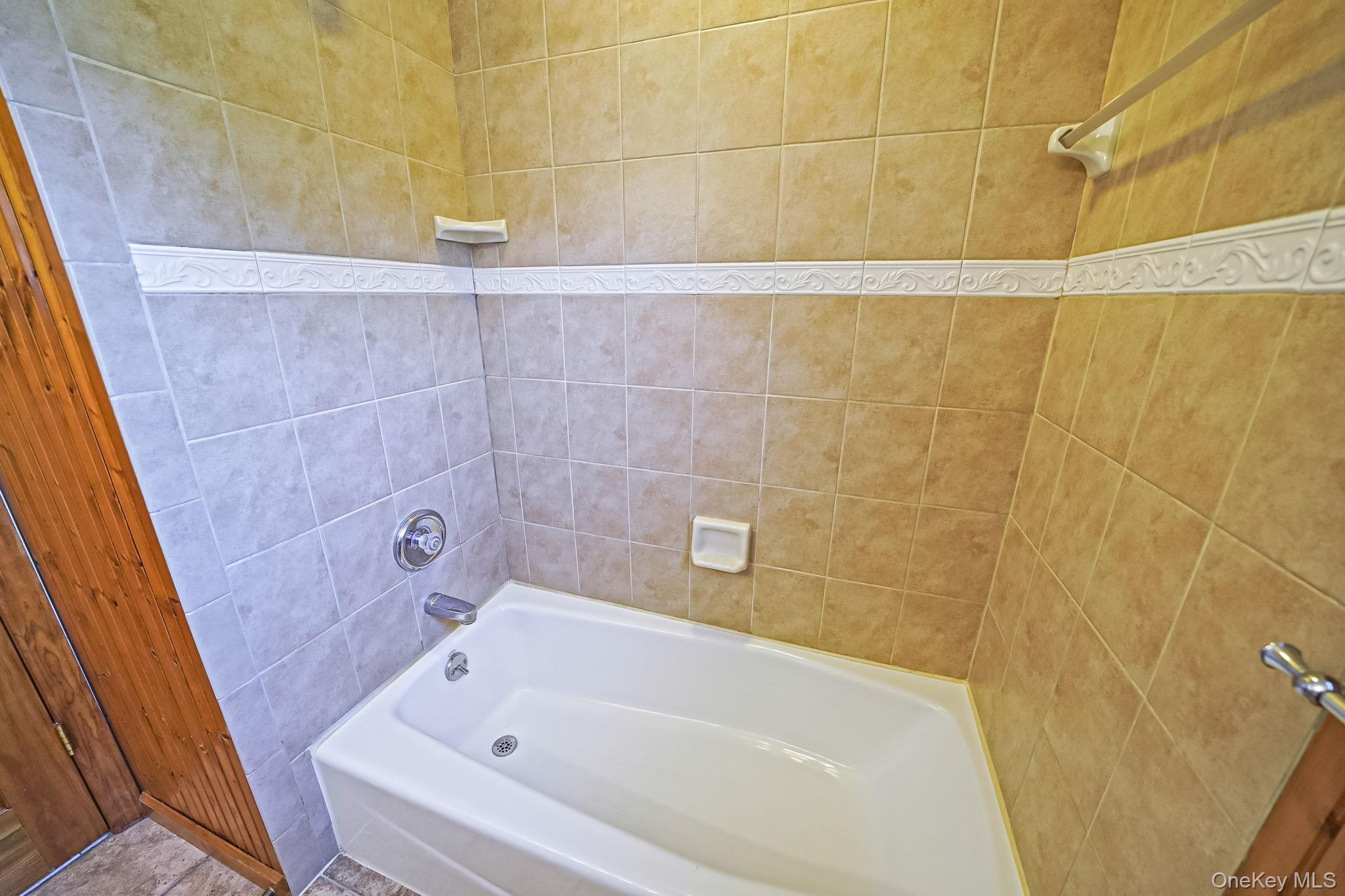 26 Bokel Road Ronkonkoma, NY 11779 - Photo 20 of 34 a bathroom with a bathtub
