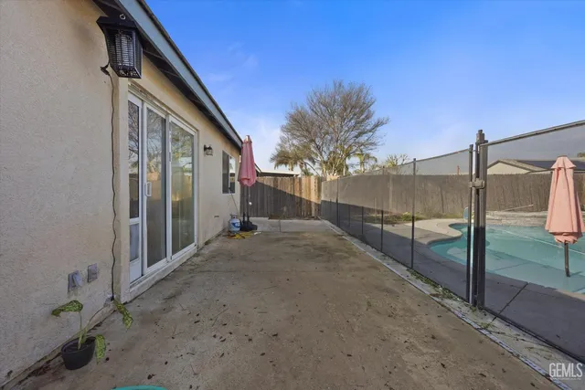 a view of a backyard with a fountain