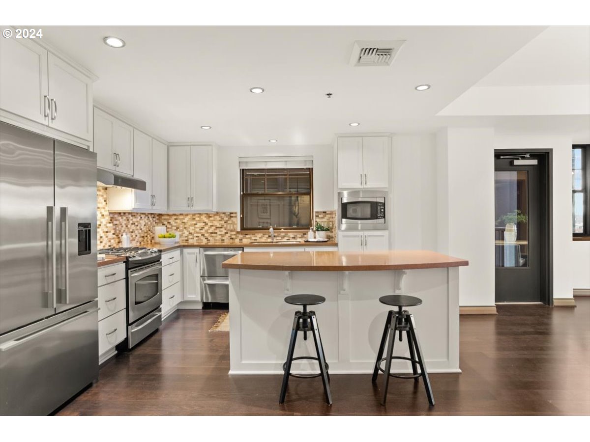 2442 Northwest Westover Road, Unit 3301 Portland, OR 97210 - Photo 14 of 31 Kitchen