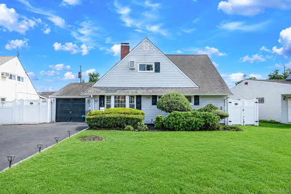 $775,000 | 90 Twin Lane North, Wantagh, NY 11793