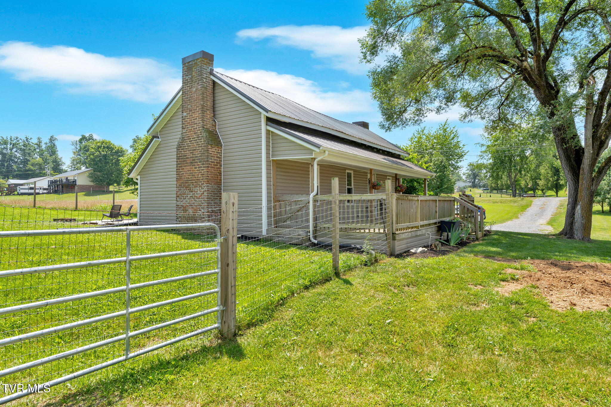 104 Kincheloe Road Fall Branch, TN 37656 - Photo 2 of 34 25-web-or-mls-JH 20250625-076