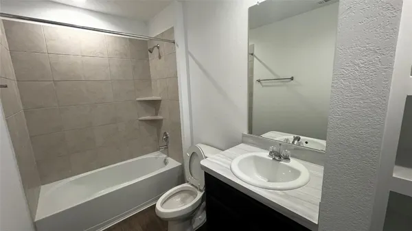 a view of a big room with closet