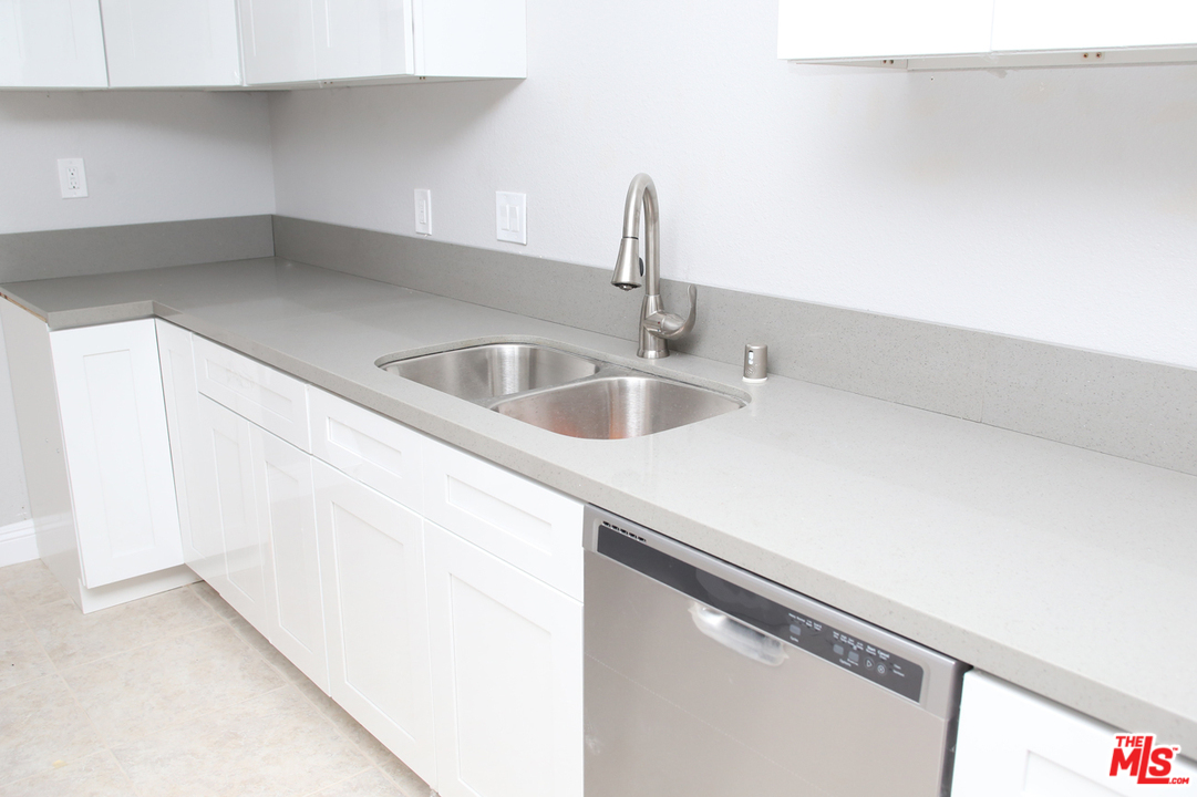 121 Racquet Club Drive Compton, CA 90220 - Photo 4 of 19 Gallery Image 4
