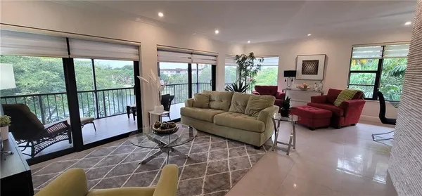 $259,900 | 6010 South Falls Cir Drive, Unit 423, Lauderhill, FL 33319