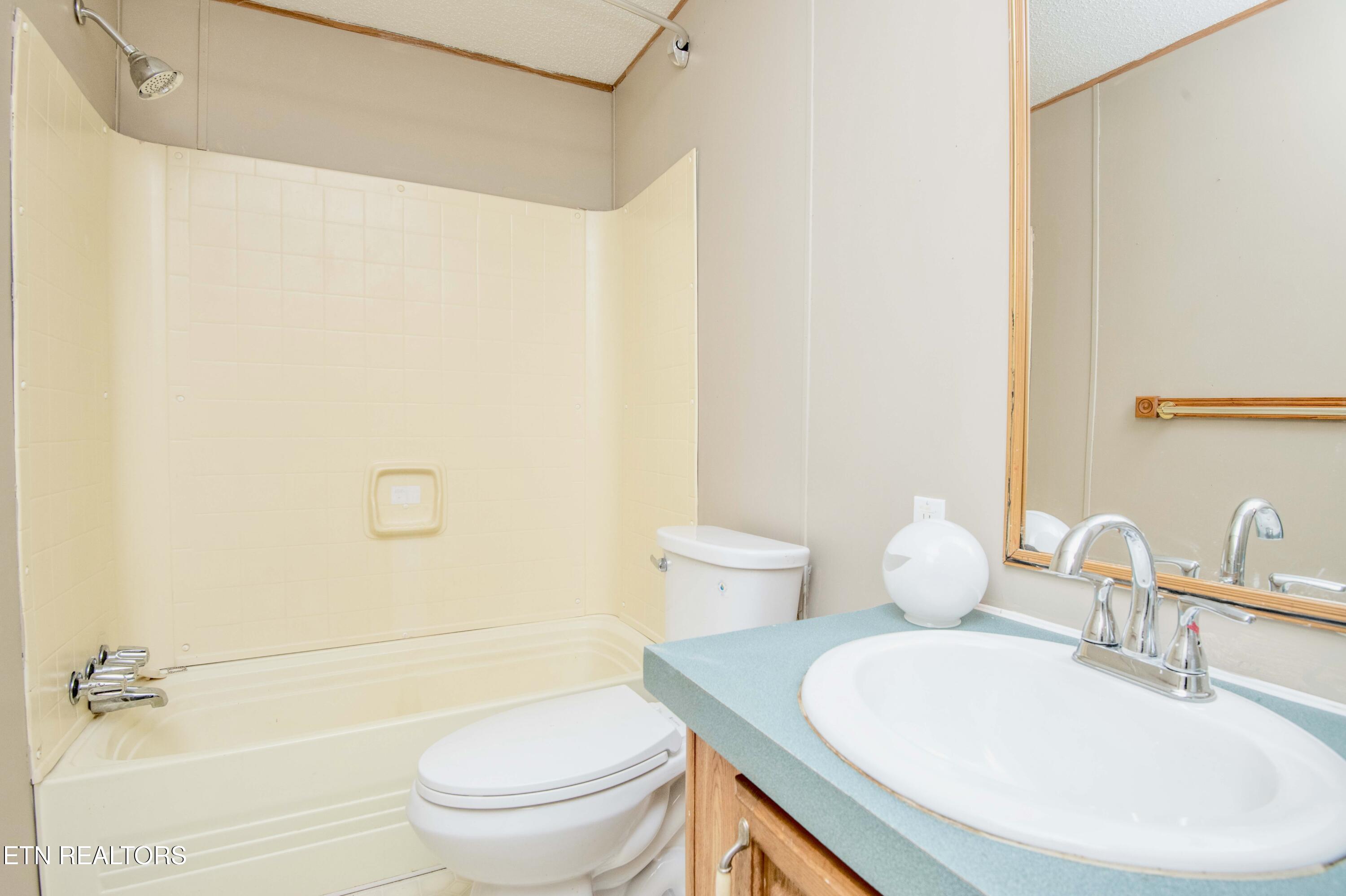7645 Hunters Ridge Way Knoxville, TN 37914 - Photo 13 of 22 GUEST FULL BATH