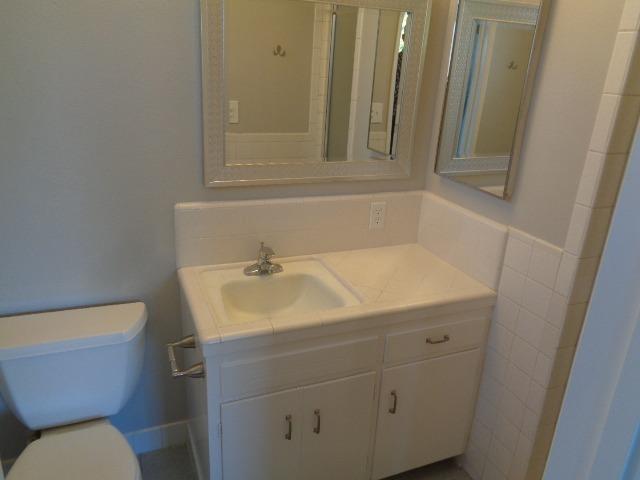 270 Manning Avenue Reedley, CA 93654 - Photo 11 of 14 Master Bathroom w/tiled shower