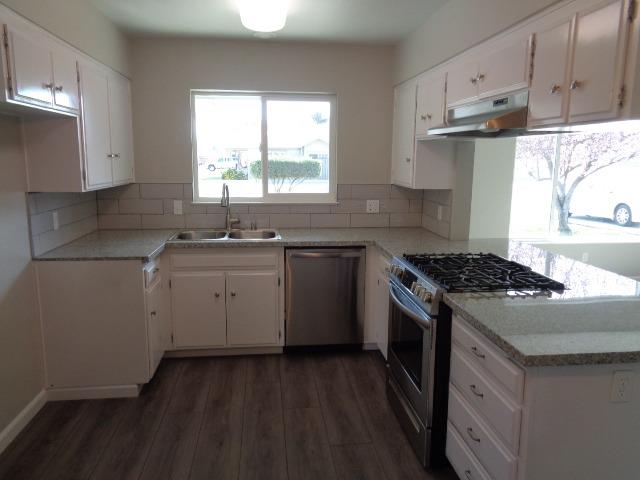 270 Manning Avenue Reedley, CA 93654 - Photo 3 of 14 Kitchen