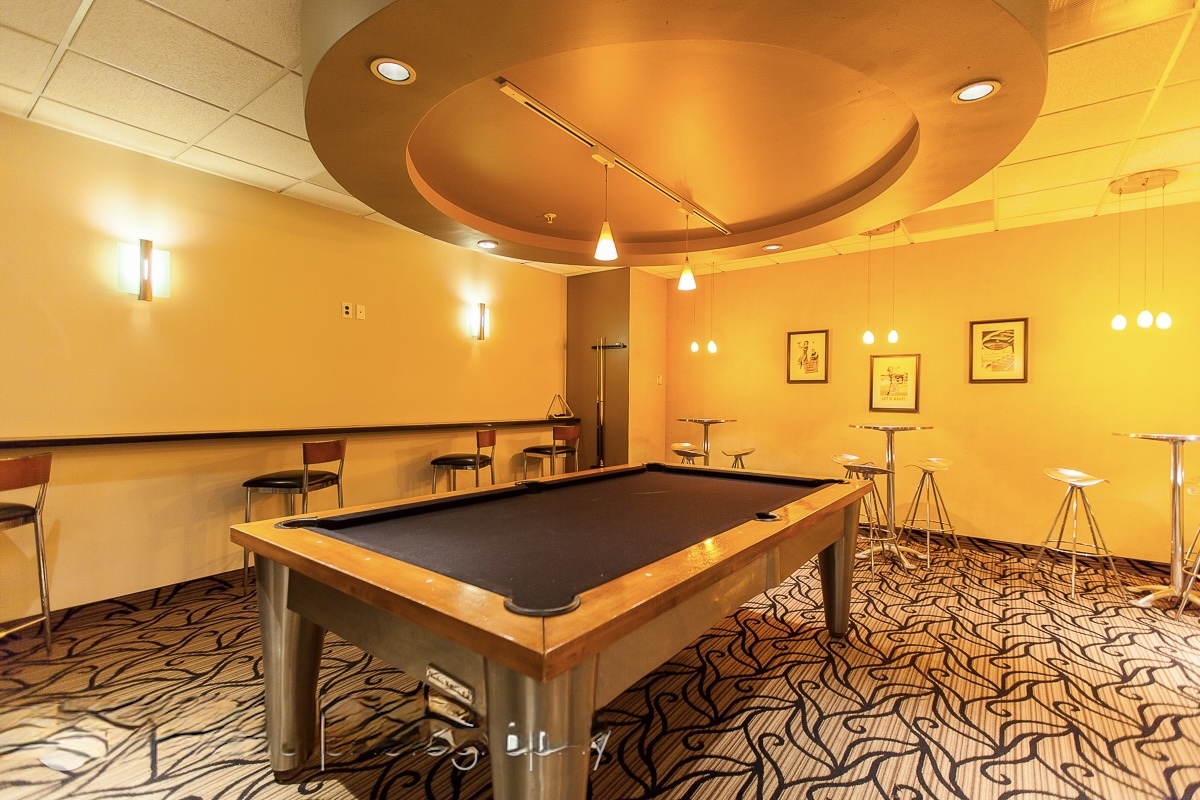 545 North Dearborn Street, Unit 902 Chicago, IL 60654 - Photo 15 of 16 a view of a indoor basketball court