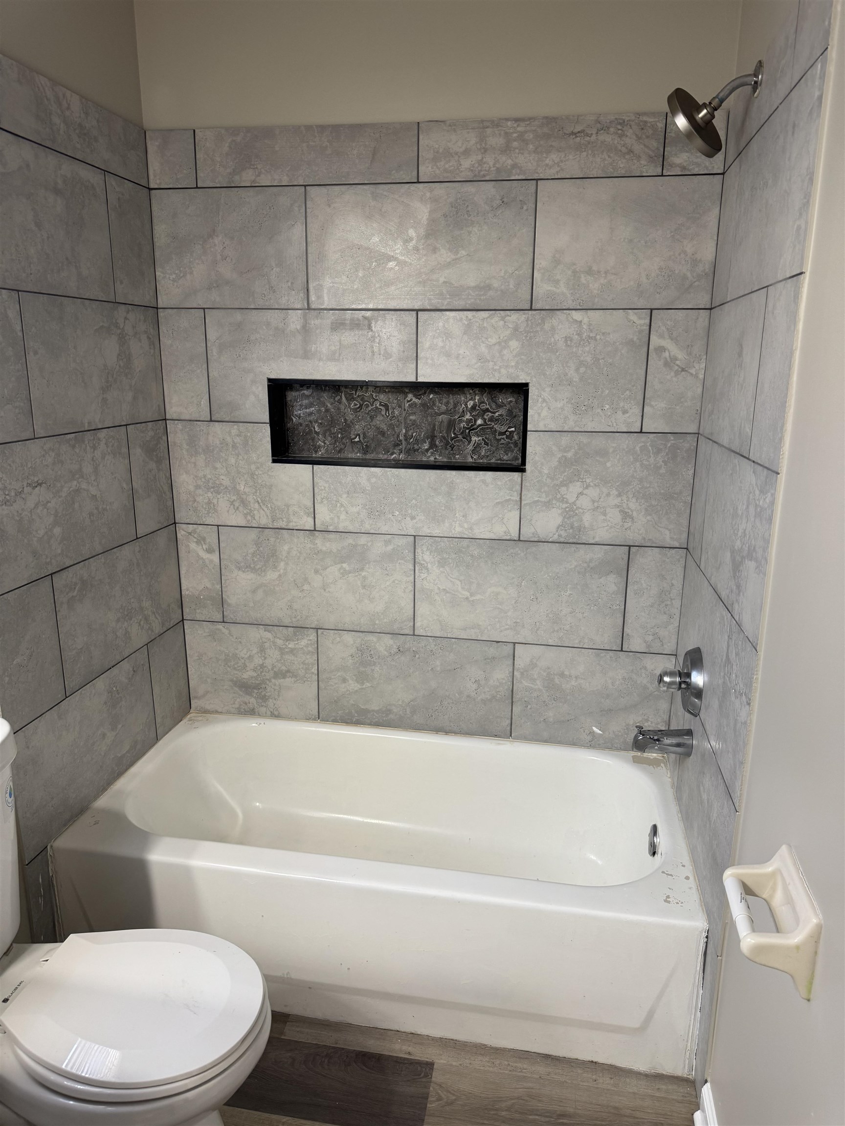 5393 Hightor Lane Memphis, TN 38125 - Photo 17 of 28 a bathroom with a bathtub and toilet