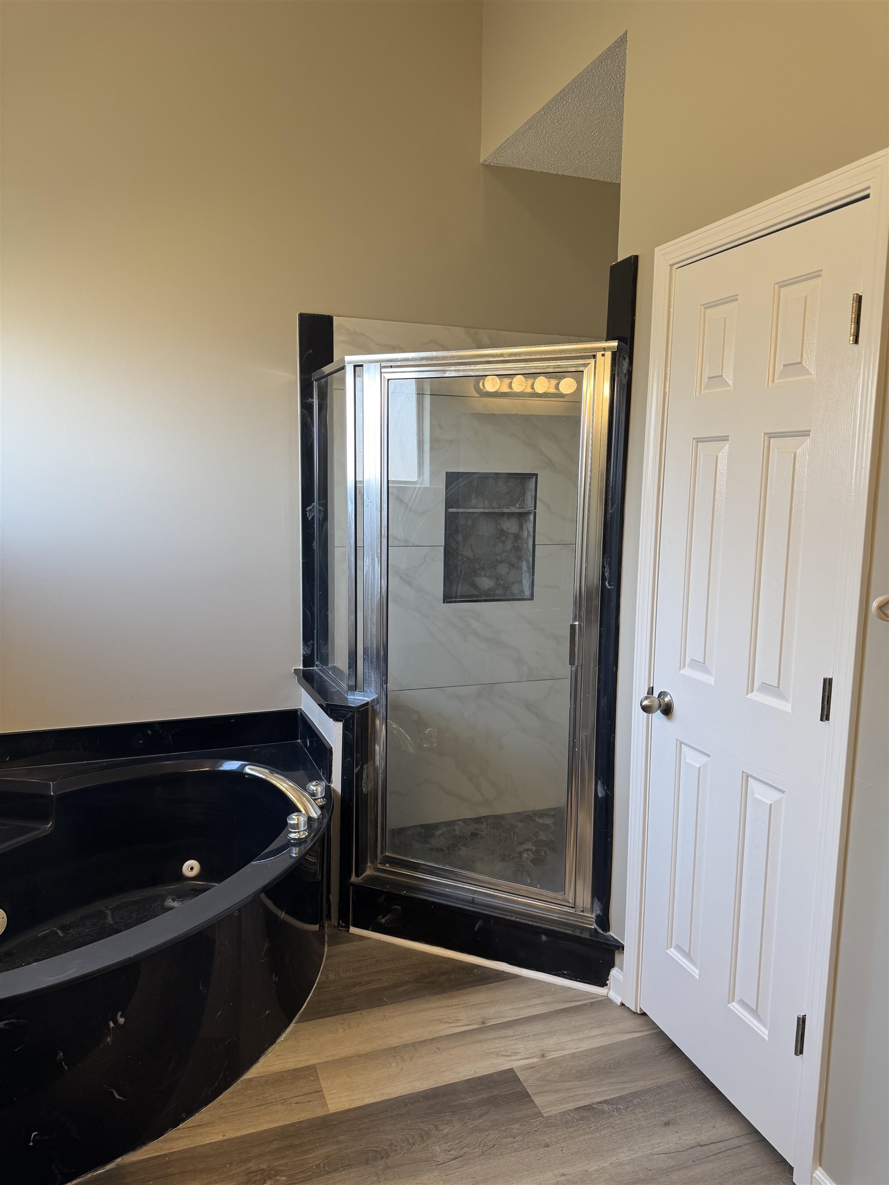 5393 Hightor Lane Memphis, TN 38125 - Photo 19 of 28 a view of a bathtub in a room