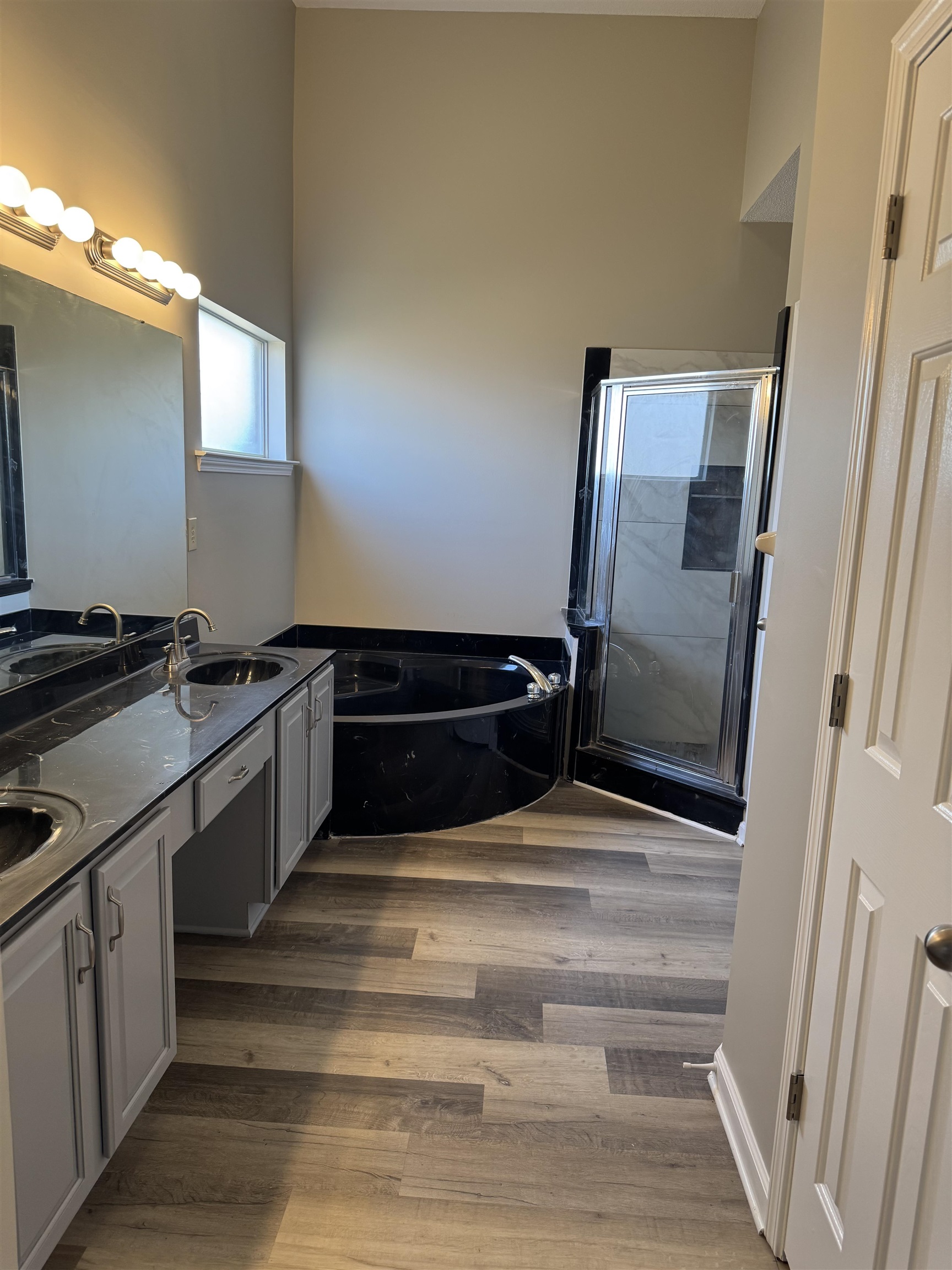 5393 Hightor Lane Memphis, TN 38125 - Photo 20 of 28 a kitchen with granite countertop a refrigerator and a sink