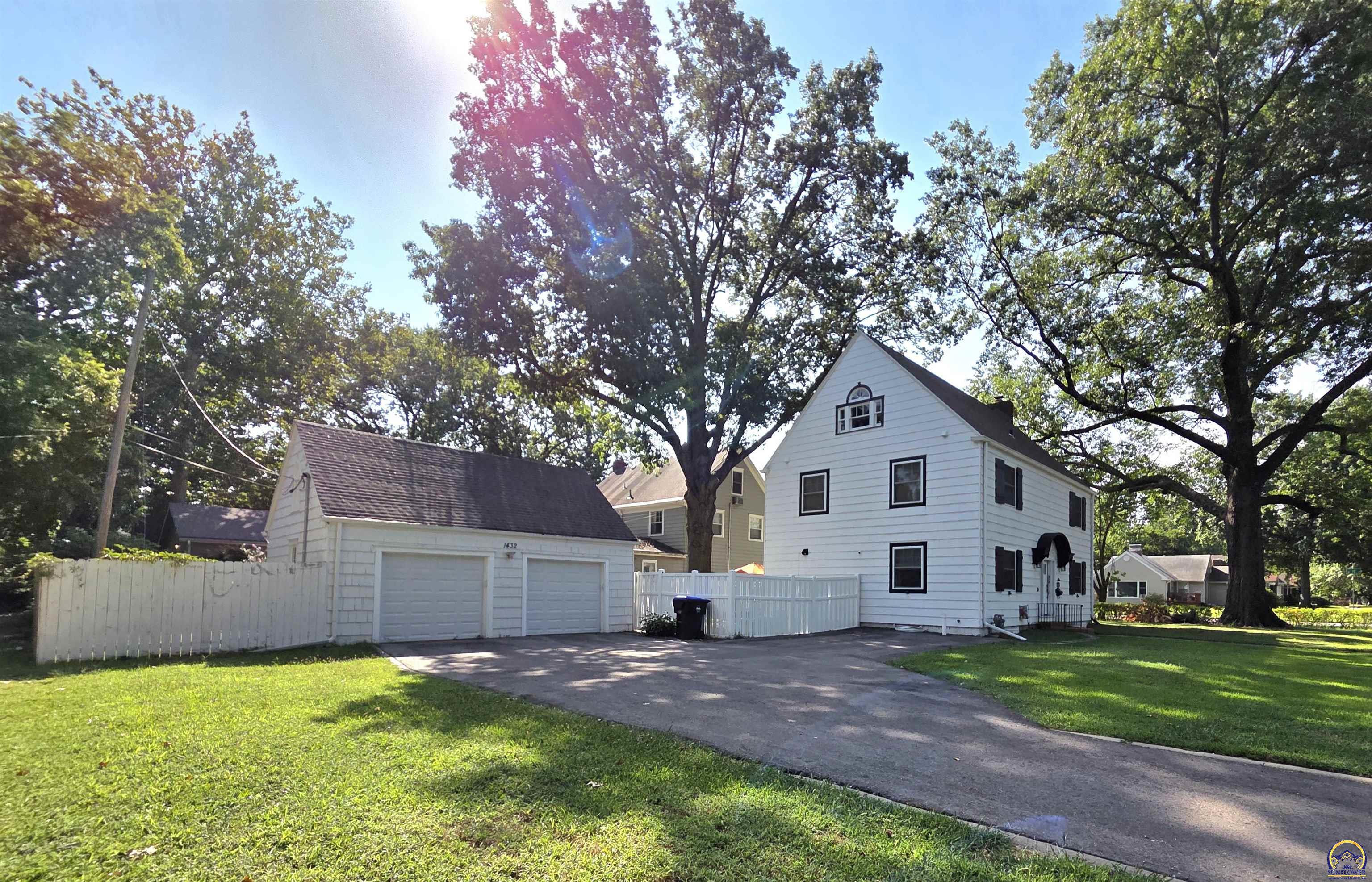 1432 Southwest MacVicar Avenue Topeka, KS 66604 - Photo 2 of 23