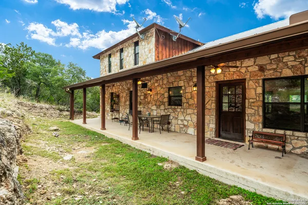 a view of an house with backyard porch and garden
