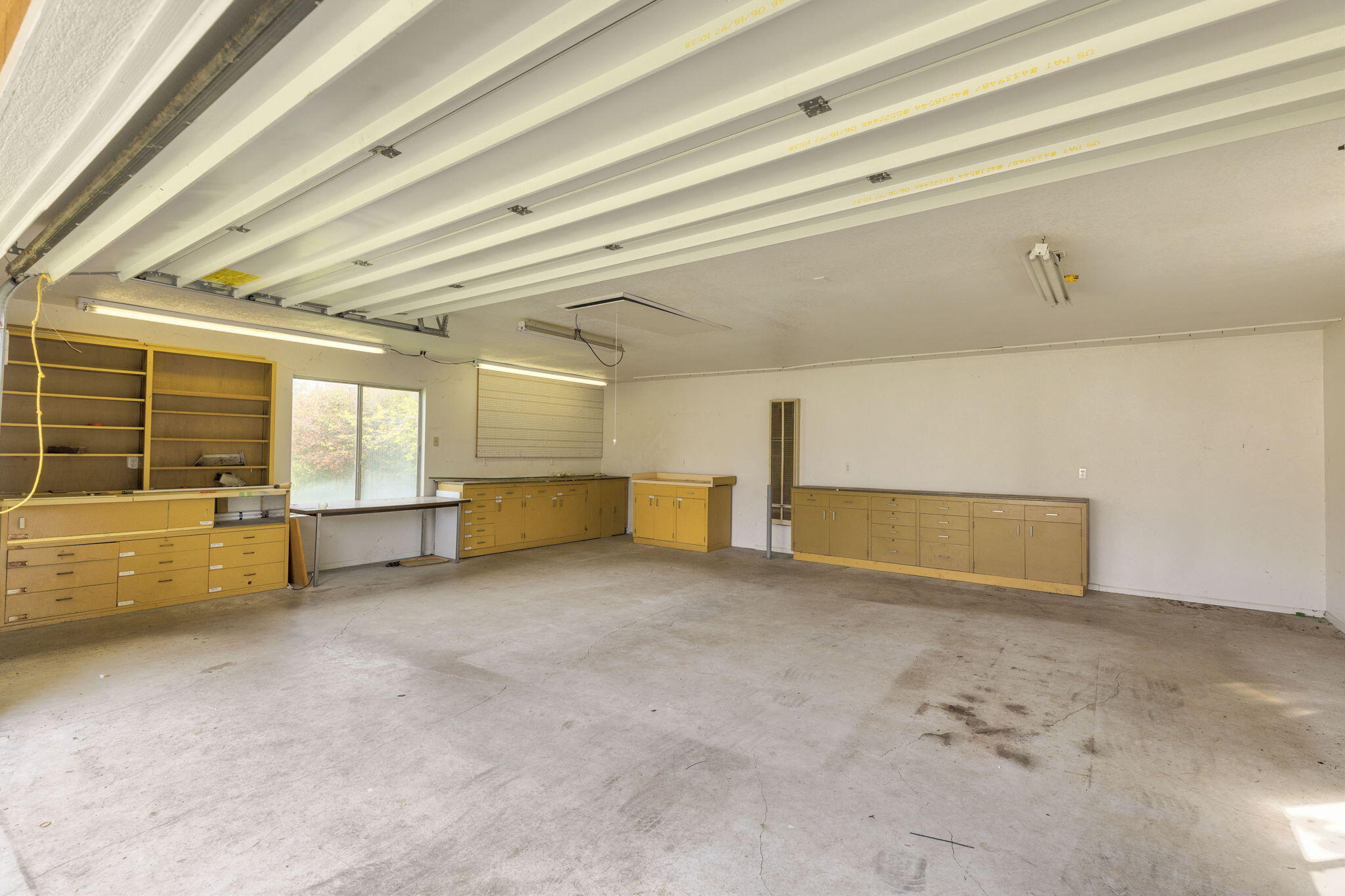 207 Holiday Lane Central Point, OR 97502 - Photo 27 of 38 Detached Garage