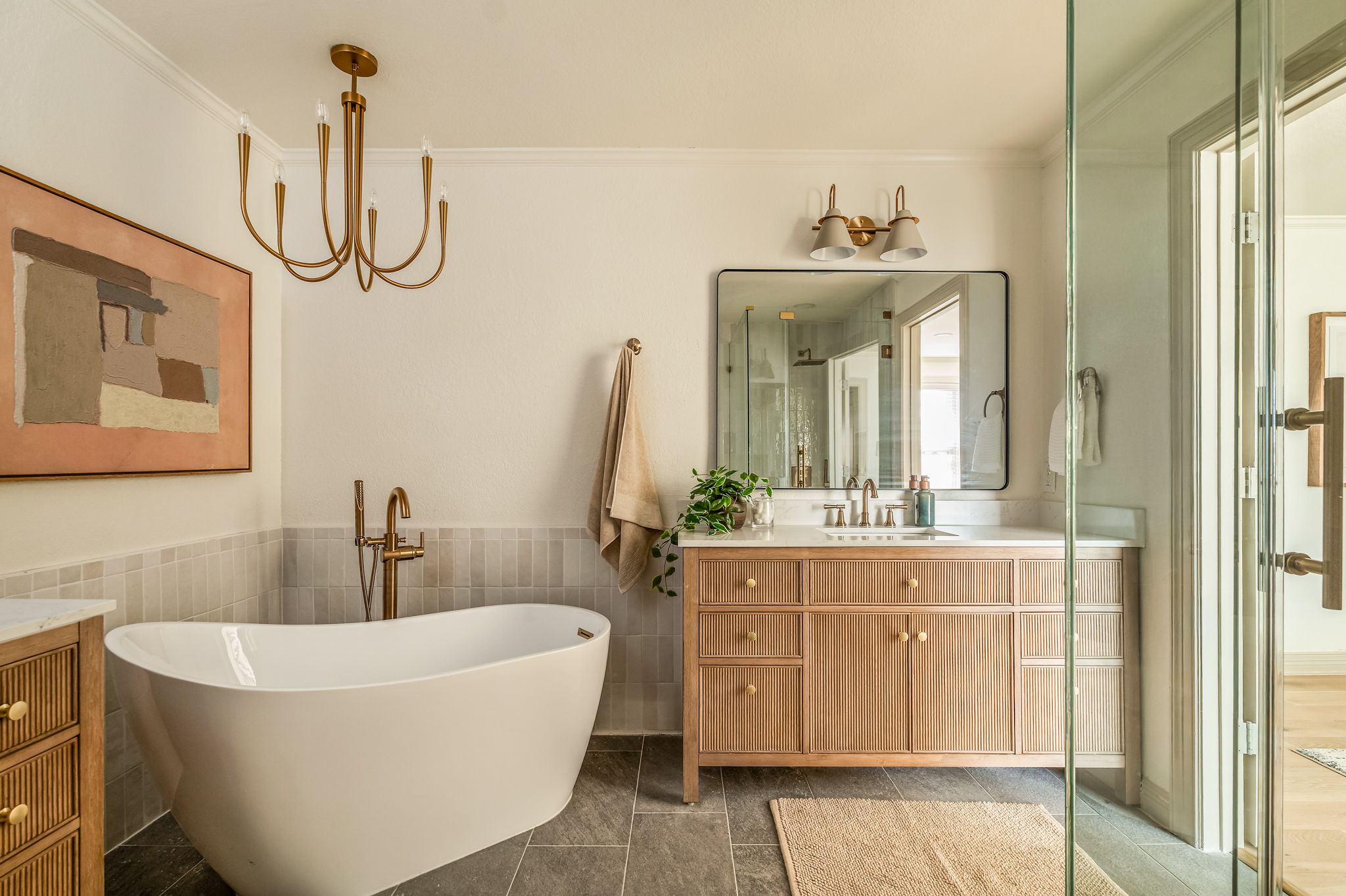 3801 Avenue H Austin, TX 78751 - Photo 27 of 40 a bathroom with a bathtub a sink and a mirror