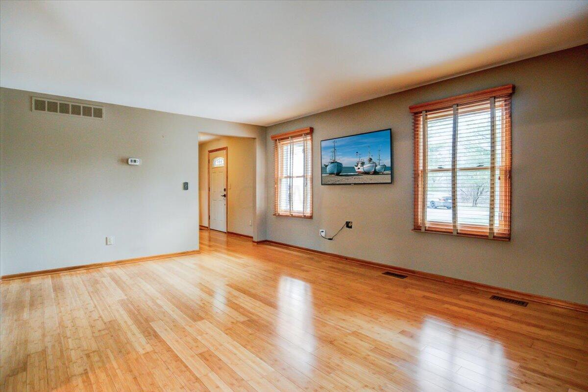 2584 Hollenback Road Lewis Center, OH 43035 - Photo 6 of 34 Front Room