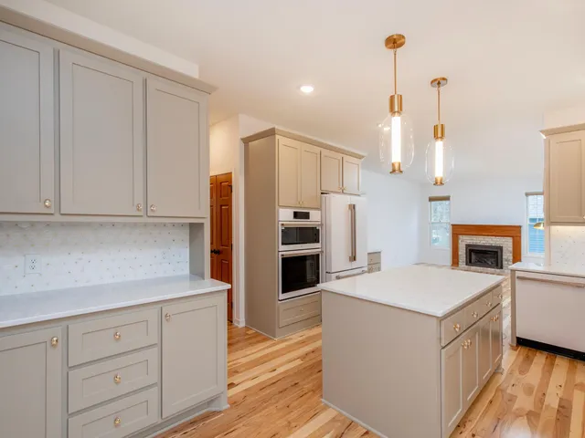 $899,000 | 2498 Pond Circle East, Mendota Heights, MN 55120