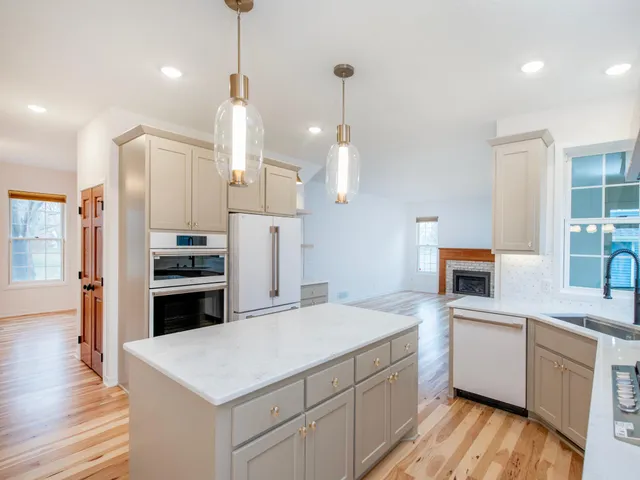 $899,000 | 2498 Pond Circle East, Mendota Heights, MN 55120