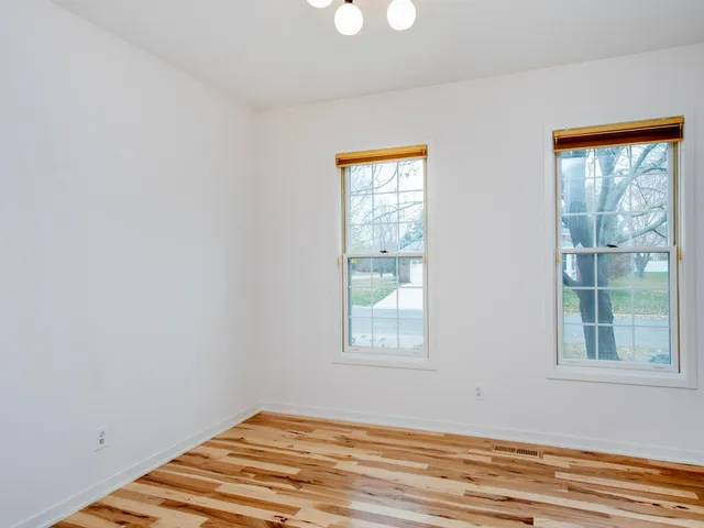 $899,000 | 2498 Pond Circle East, Mendota Heights, MN 55120