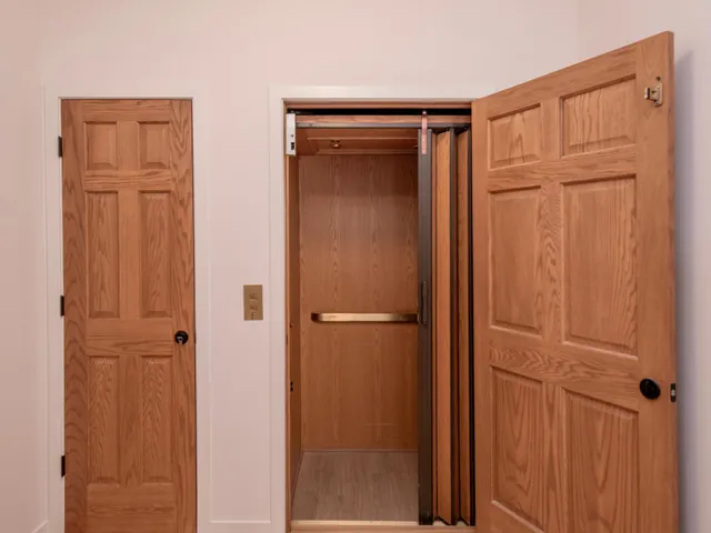 $899,000 | 2498 Pond Circle East, Mendota Heights, MN 55120