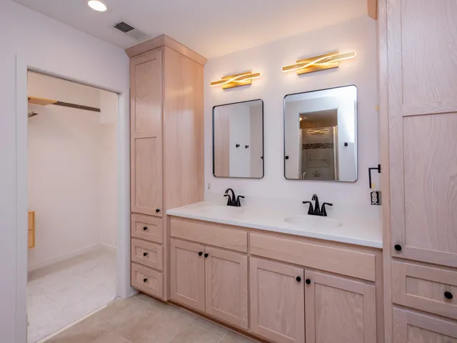 $899,000 | 2498 Pond Circle East, Mendota Heights, MN 55120