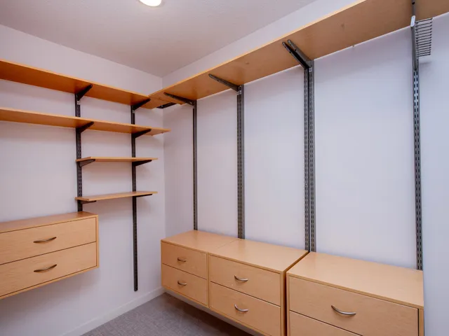 $899,000 | 2498 Pond Circle East, Mendota Heights, MN 55120