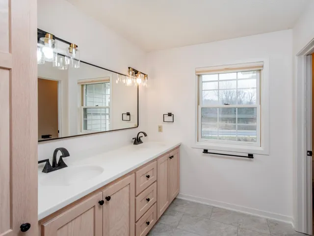 $899,000 | 2498 Pond Circle East, Mendota Heights, MN 55120