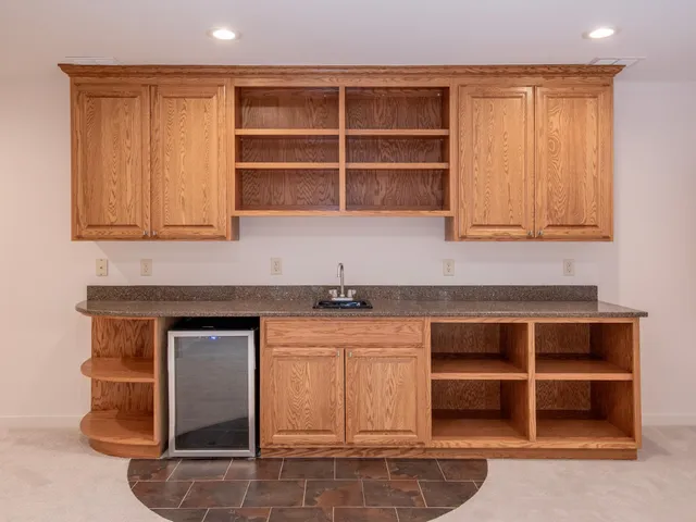 $899,000 | 2498 Pond Circle East, Mendota Heights, MN 55120