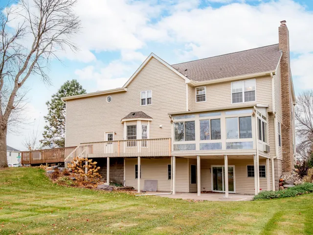 $899,000 | 2498 Pond Circle East, Mendota Heights, MN 55120