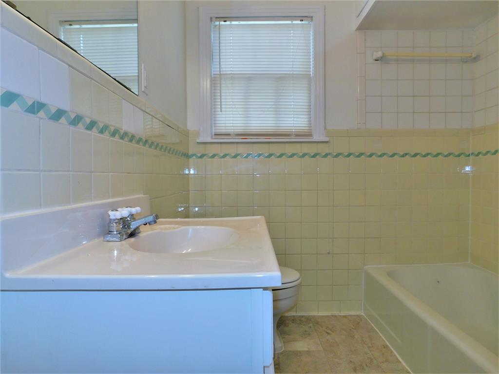 420 Fulton Street Denton, TX 76201 - Photo 12 of 23 a bathroom with a sink and a bathtub