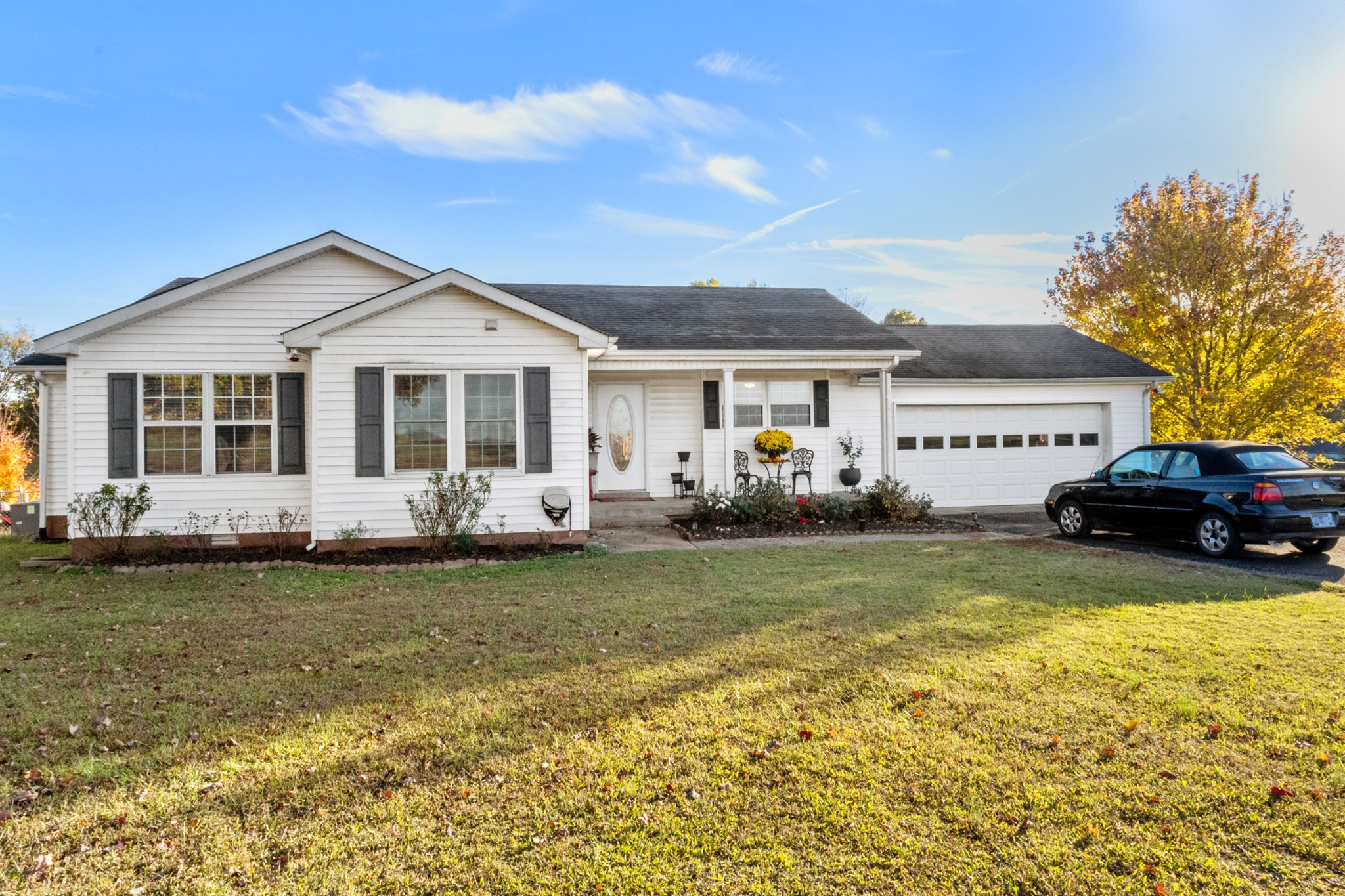 580 Gregory Road Westmoreland, TN 37186 - Photo 2 of 45 a front view of a house with garden