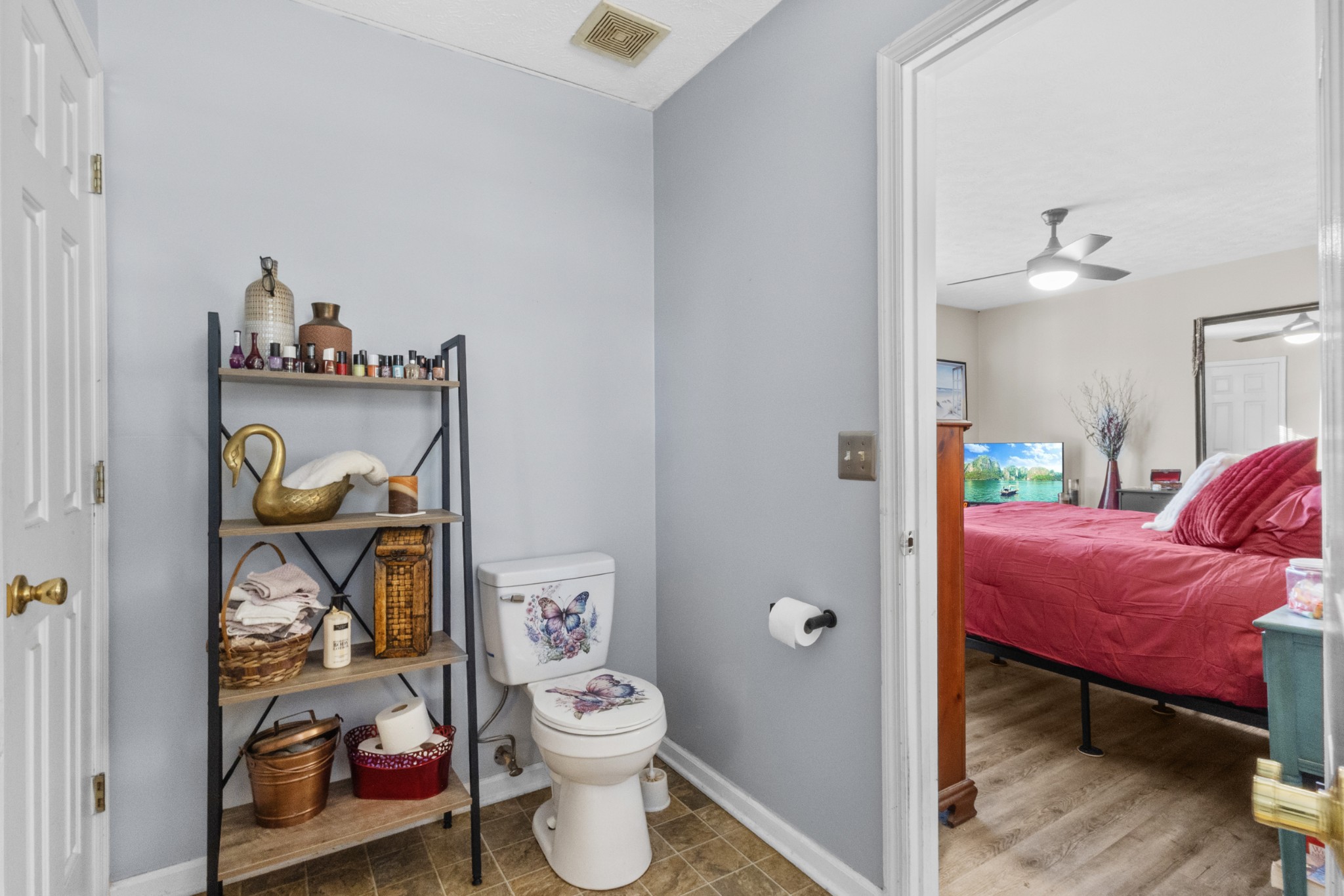 580 Gregory Road Westmoreland, TN 37186 - Photo 29 of 45 a en suite bathroom with a toilet sink and mirror