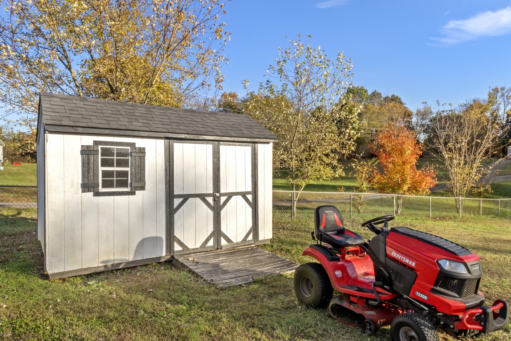 580 Gregory Road Westmoreland, TN 37186 - Photo 40 of 45 a backyard of a house with table and chairs