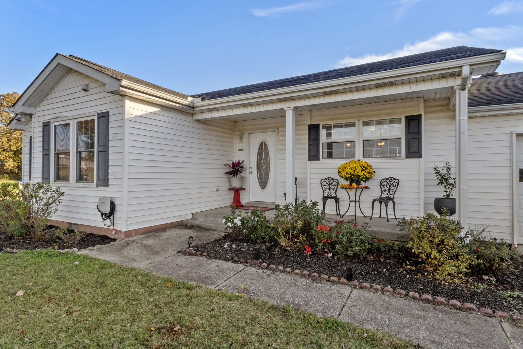 580 Gregory Road Westmoreland, TN 37186 - Photo 6 of 45 a front view of a house with garden
