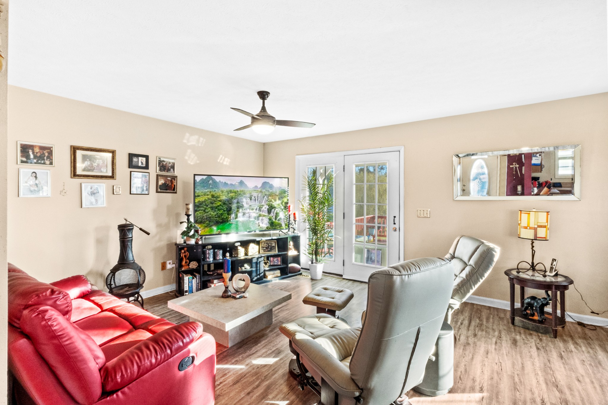 580 Gregory Road Westmoreland, TN 37186 - Photo 9 of 45 a living room with furniture and a large window