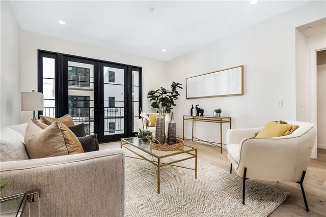 $1,315,000 | 1333 South Orange Grove Avenue, Unit 201, Los Angeles, CA 90019