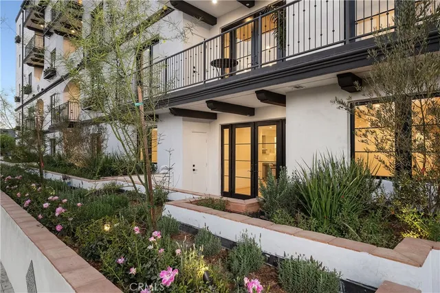 $1,315,000 | 1333 South Orange Grove Avenue, Unit 201, Los Angeles, CA 90019