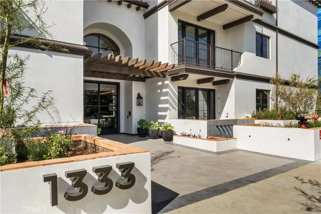 $1,315,000 | 1333 South Orange Grove Avenue, Unit 201, Los Angeles, CA 90019