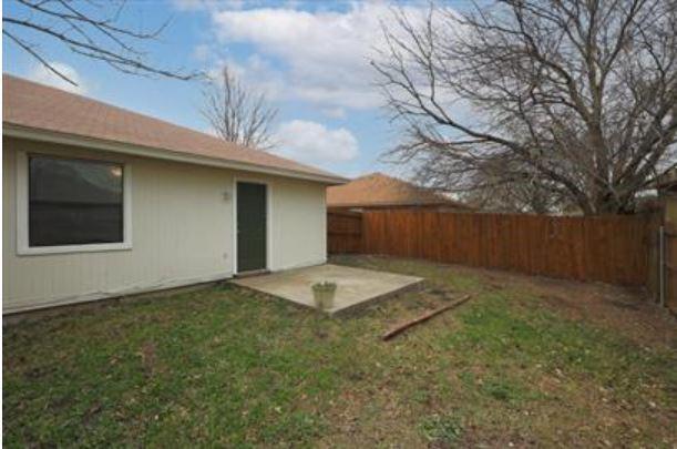 1817 San Rafael Street, Unit 1 Fort Worth, TX 76134 - Photo 13 of 15 a backyard of a house