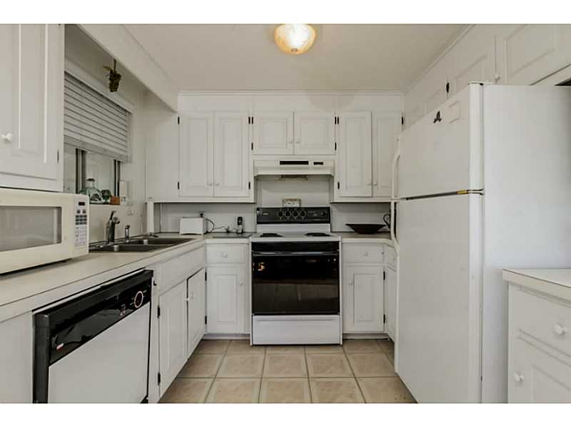 29 Colonel John Gardner Road Narragansett, RI 02882 - Photo 3 of 23 Kitchen.