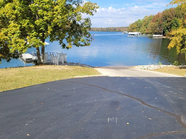a view of a yard with a house