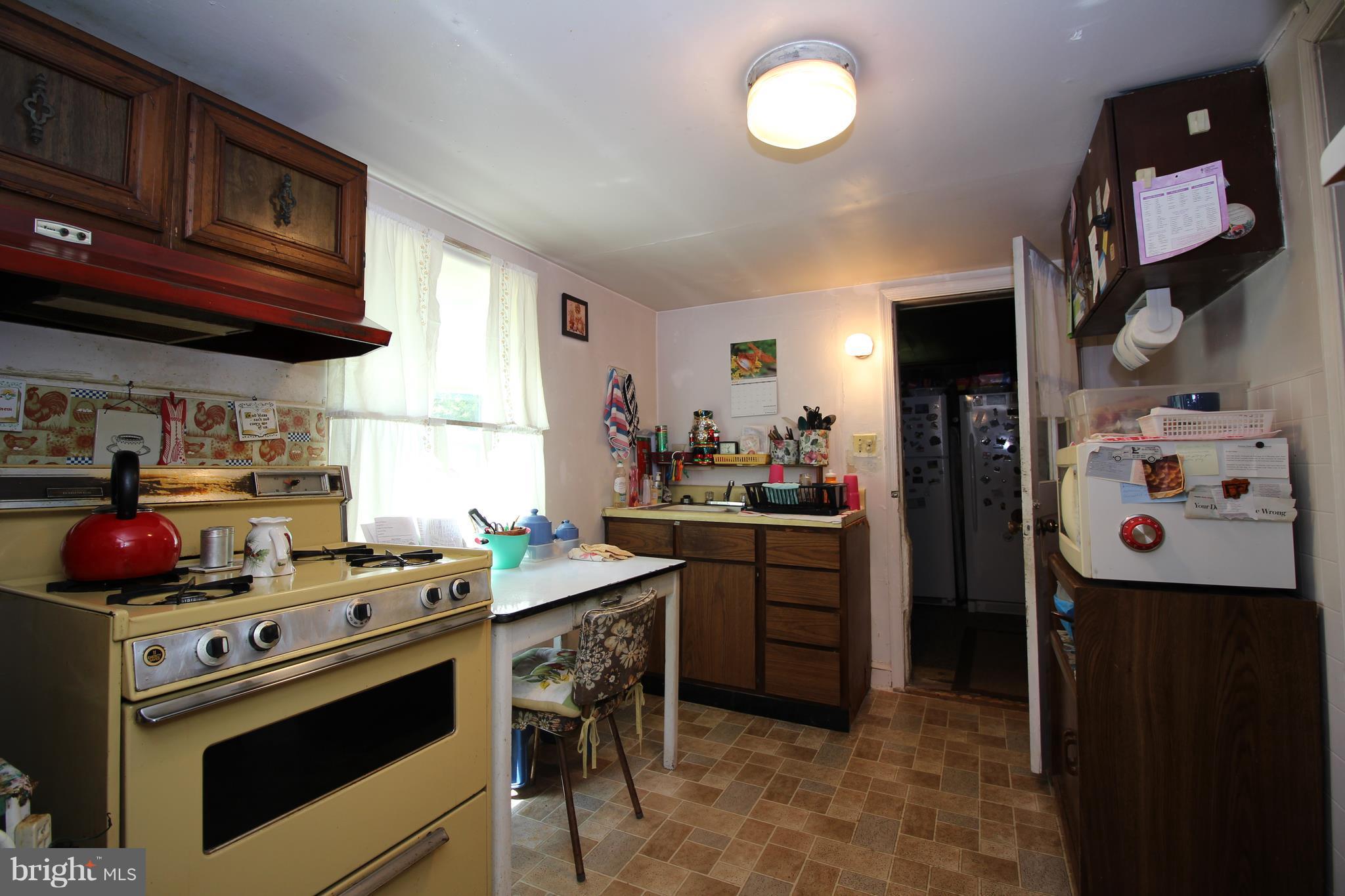 18511 Jerusalem Church Road Poolesville, MD 20837 - Photo 5 of 12 a kitchen with stainless steel appliances granite countertop a stove and a refrigerator