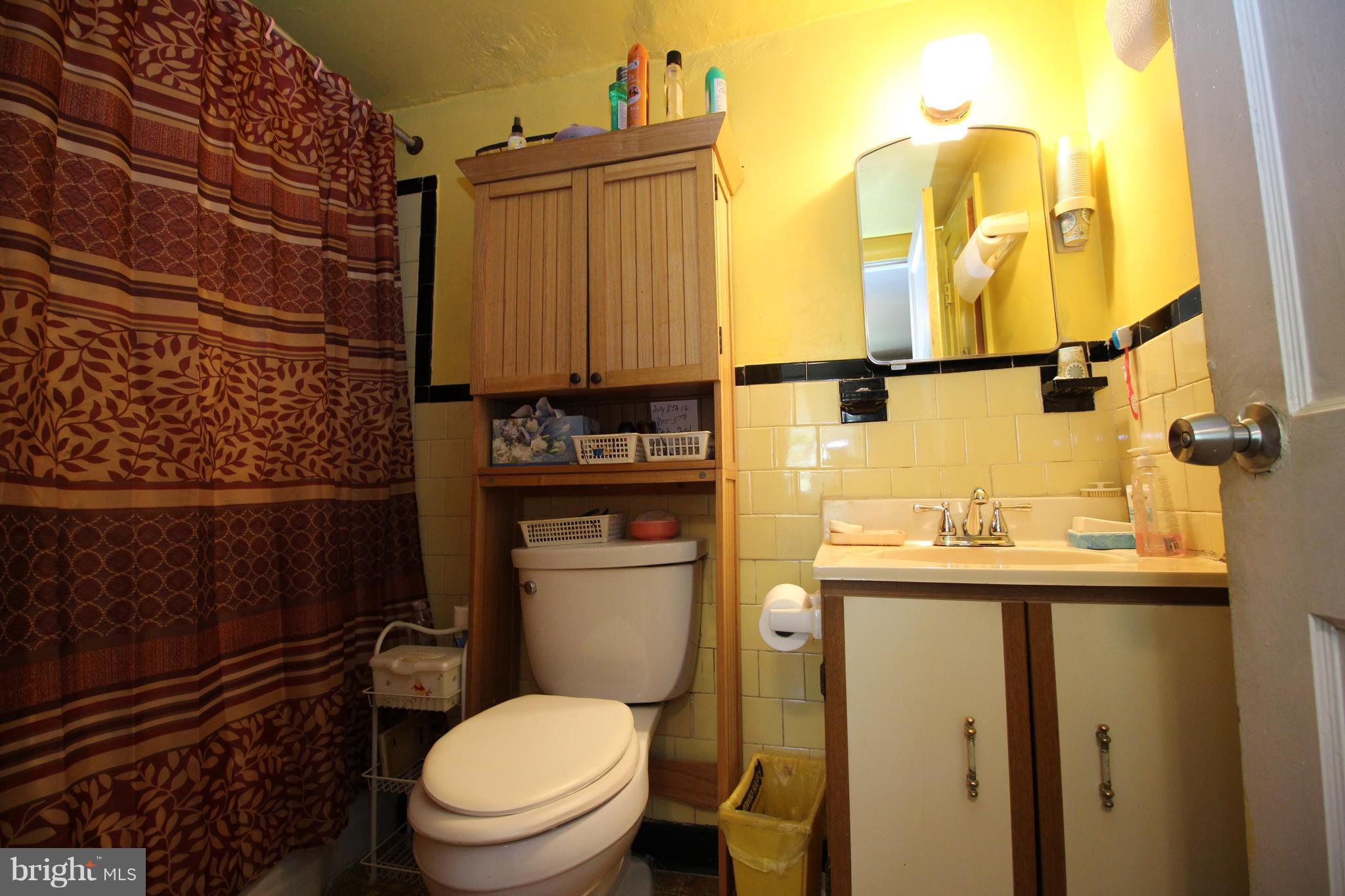 18511 Jerusalem Church Road Poolesville, MD 20837 - Photo 7 of 12 a bathroom with a toilet a sink and mirror