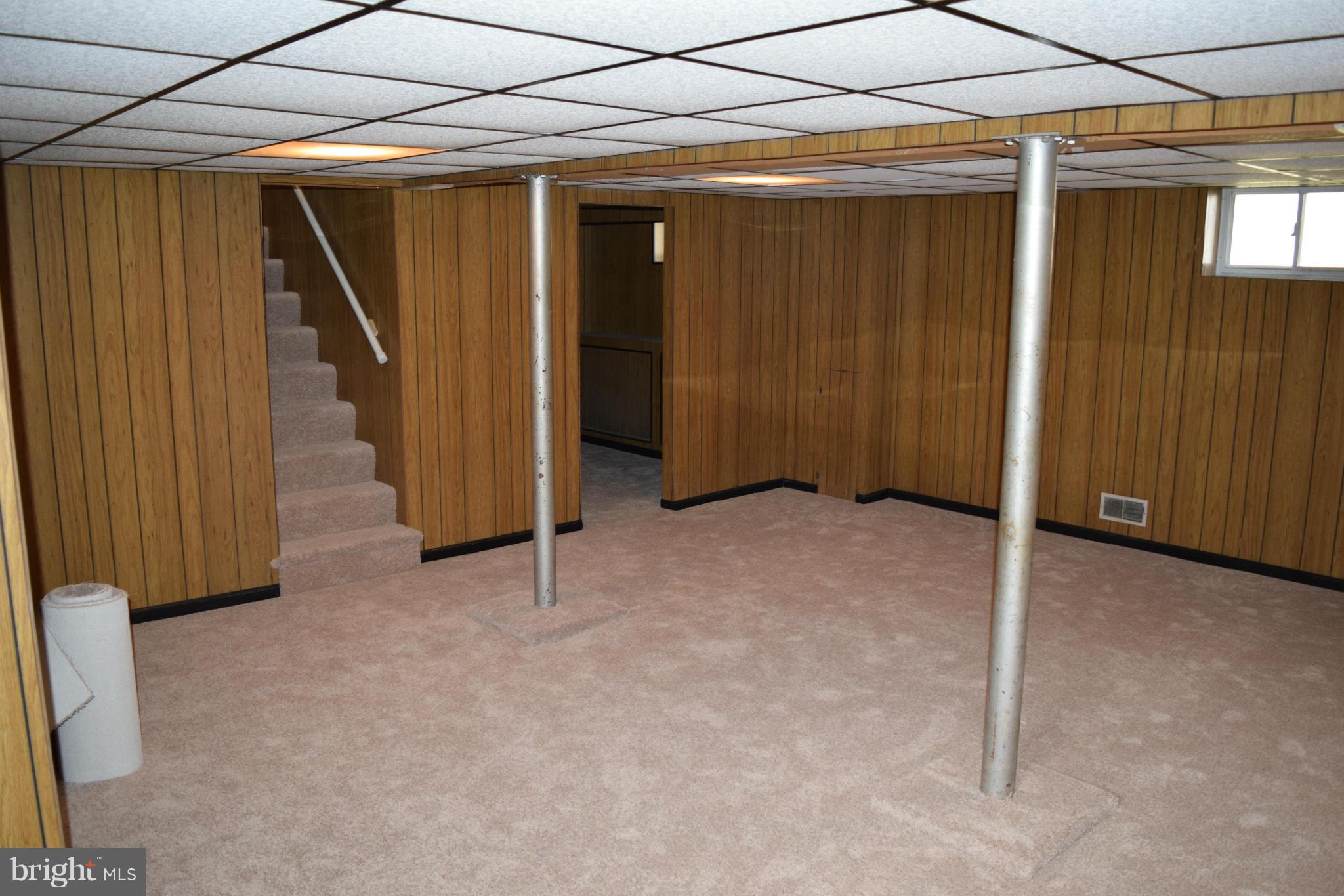 314 Worton Road Baltimore, MD 21221 - Photo 25 of 30 an empty room with windows