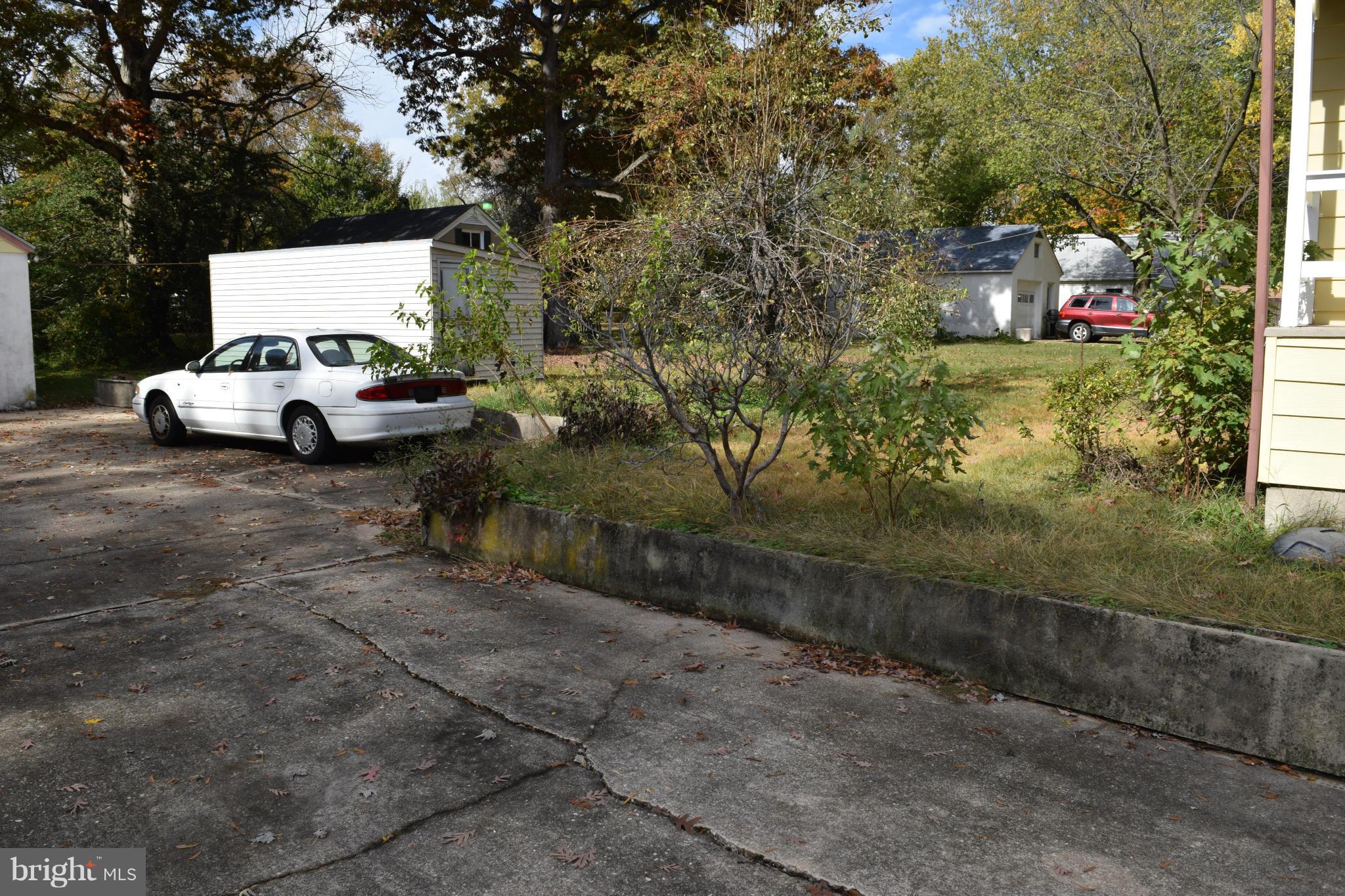 314 Worton Road Baltimore, MD 21221 - Photo 5 of 30 a white house that has tree in front of it