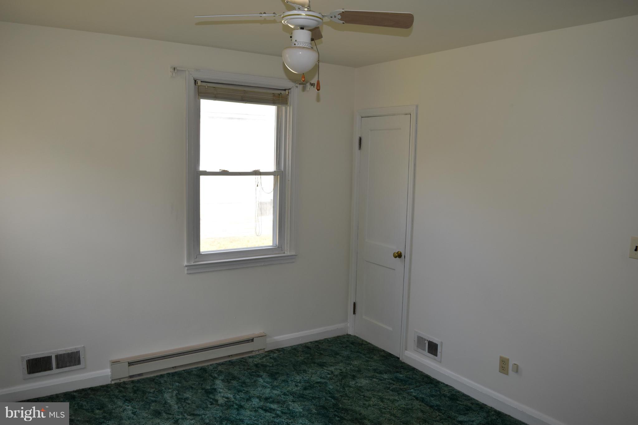 314 Worton Road Baltimore, MD 21221 - Photo 7 of 30 an empty room with a window