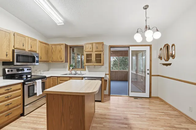 $275,000 | 16 West Woodridge Drive, Belle Plaine, MN 56011